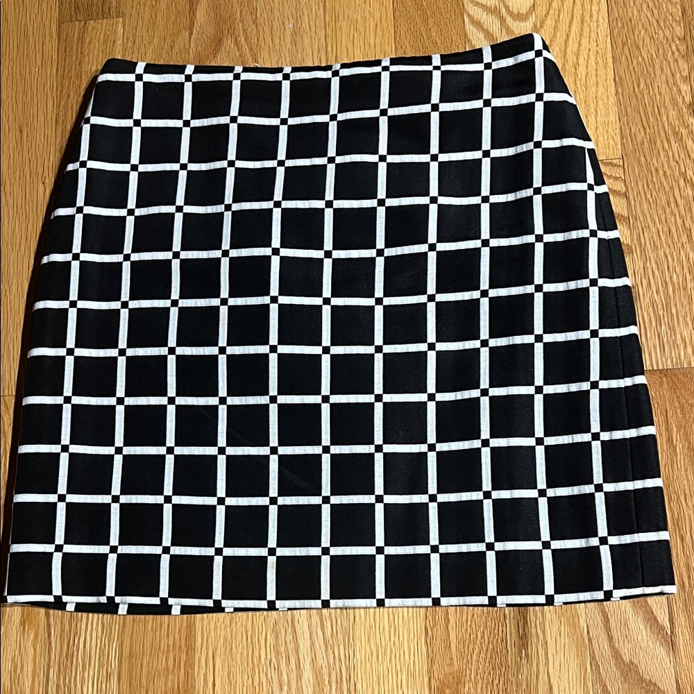 Ann Taylor Black and White  Skirt size 2